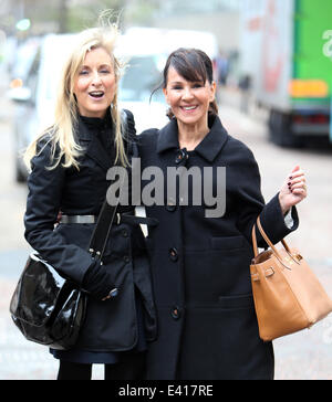 Fiona Phillips e Arlene Phillips al di fuori della itv studios con: Fiona Phillips e Arlene phillips dove: Londra, Regno Unito quando: 13 Dic 2013 Foto Stock