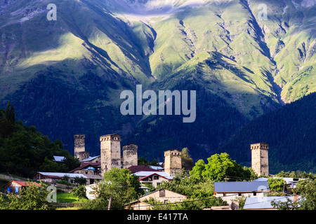 Koshki torri fortificate panoramica con le montagne sullo sfondo in Mestia, Svaneti, Georgia Foto Stock
