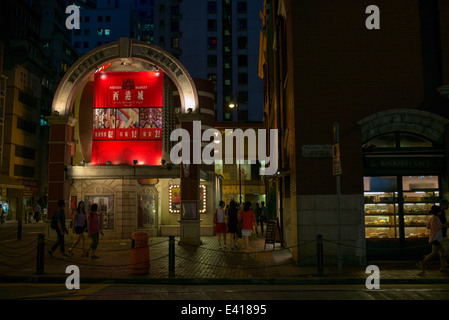 Mercato occidentale in Sheung Wan, Isola di Hong Kong. Un edificio storico popolare con i turisti e la gente del posto. Foto Stock