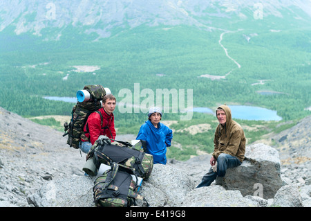 Coppia padre, madre e figlio escursioni in montagna Foto Stock