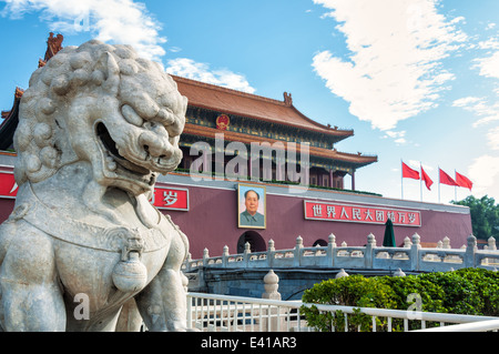 Un leone di pietra si erge al di fuori della Città Proibita di Pechino, Cina. Foto Stock