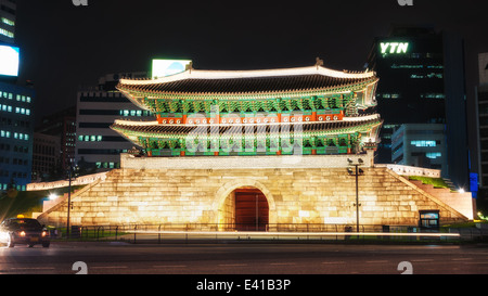 Porta di Namdaemun illuminata di notte a Seul, in Corea del Sud. Foto Stock