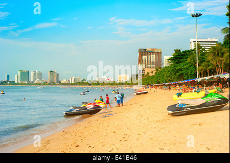 La gente camminare lungo la spiaggia di Pattaya, Thailandia. Foto Stock