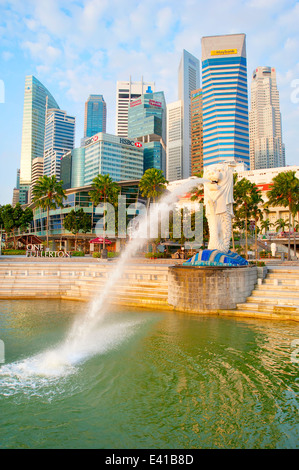 Il Merlion fontana sgorga acqua antistante il centro cittadino di Singapore a Singapore. Foto Stock