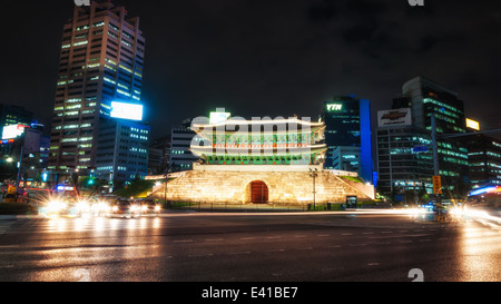 Porta di Namdaemun illuminata di notte a Seul, in Corea del Sud. Foto Stock