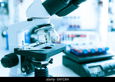 Laboratorio di analisi mediche microscopio Foto Stock