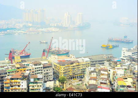 Vista aerea di una baraccopoli e porto di Macao Foto Stock