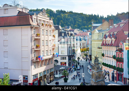 La gente che camminava sulla vecchia strada di Karlovy Vary. Foto Stock