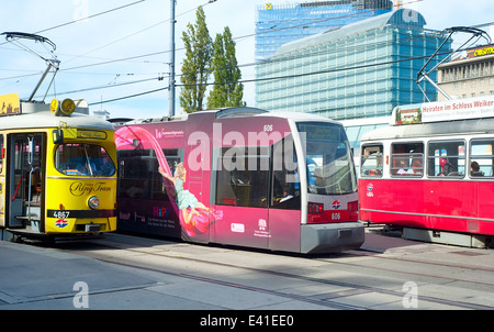 Il tram a una fermata del tram a Vienna. Con 172 km di lunghezza totale, Vienna rete di tram è tra le più grandi del mondo. Foto Stock