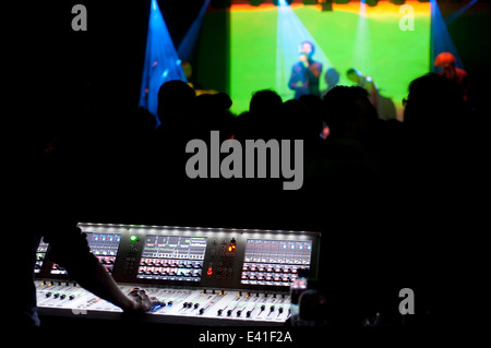 Concerto di musica locale notturno di Amsterdam. La messa a fuoco su un mixer audio Foto Stock