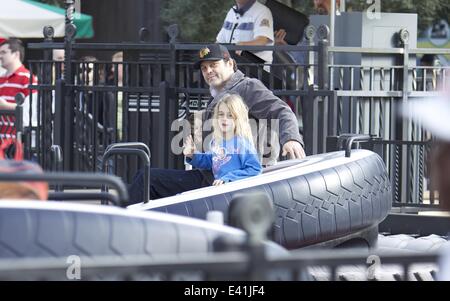 Vince Vaughn trascorre la giornata con la sua famiglia a Disneyland con: Vince Vaughn dove: Los Angeles, California, Stati Uniti quando: 18 Dic 2013 Foto Stock