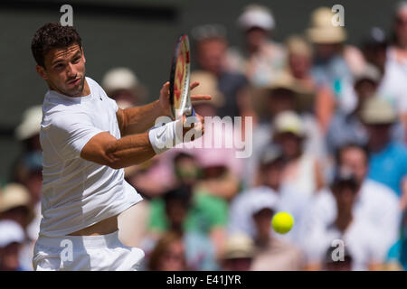 Londra, Regno Unito. 2 Luglio, 2014. Campionati Giorno Nove Grigor Dimitrov della Bulgaria in azione contro Andy Murray del Regno Unito durante la giornata di nove uomini singoli trimestre - finali corrispondono alla Wimbledon Tennis campionati a tutti England Lawn Tennis Club di Londra, Regno Unito Credit: Azione Plus immagini di sport/Alamy Live News Foto Stock