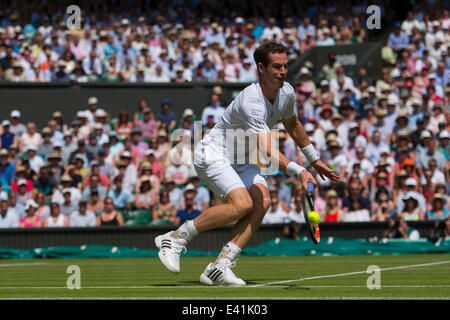 Londra, Regno Unito. 2 Luglio, 2014. Campionati Giorno Nove Andy Murray del Regno Unito in azione contro Grigor Dimitrov di Bulgaria durante il giorno nove uomini singoli trimestre - finali corrispondono alla Wimbledon Tennis campionati a tutti England Lawn Tennis Club di Londra, Regno Unito Credit: Azione Plus immagini di sport/Alamy Live News Foto Stock