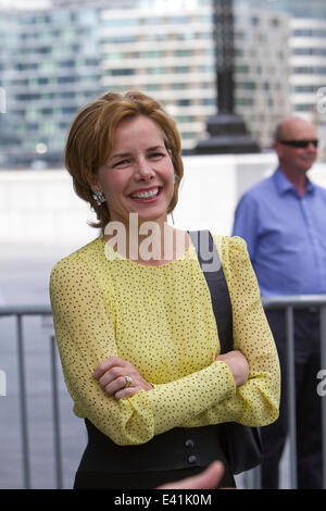 Londra, Regno Unito. 2 Luglio, 2014. DarceyBussell presso il warm up per il grande ballo 2014 oustide City Hall di Londra Credito: Keith Larby/Alamy Live News Foto Stock