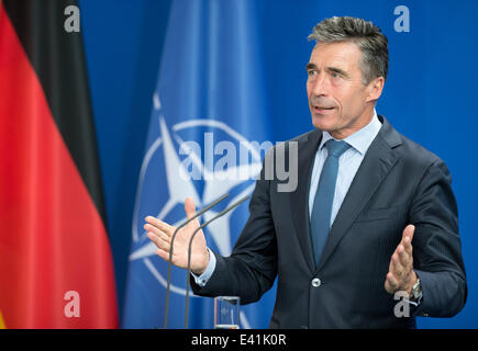 Berlino, Germania. 02Luglio, 2014. Segretario generale della Nato Anders Fogh Rasmussen parla durante una conferenza stampa congiunta con il Cancelliere Merkel in cancelleria a Berlino, Germania, 02 luglio 2014. Prima, hanno discusso il nuovo piano di azione in Ucraina il conflitto. Foto: Soeren Stache/dpa/Alamy Live News Foto Stock