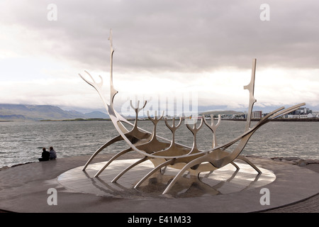 La scultura sun voyager da jon gunnar arnason a Reykjavik, centro di Reykjavík, saebraut, faxafloi-bay, Islanda, Atlantico del nord Foto Stock
