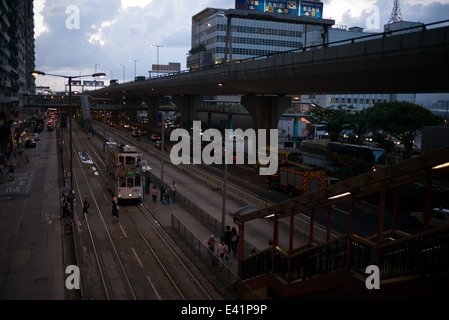 Scena di strada al crepuscolo in Sheung Wan, Hong Kong Foto Stock