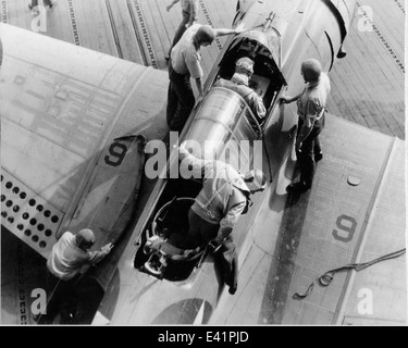 Una fotografia del bombardiere in picchiata SBD Dauntless del 1942, operante a bordo della USS Enterprise (CV-6) durante la seconda guerra mondiale. L'immagine cattura il ruolo dell'aereo nelle operazioni di combattimento navali durante la guerra. Foto Stock