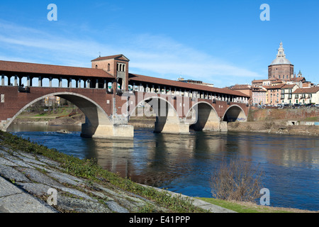 Pavia, Italia settentrionale : coperta ponte sul fiume Ticino e la Cattedrale Foto Stock