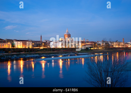 Pavia, Italia : città illuminata sul fiume Ticino Foto Stock