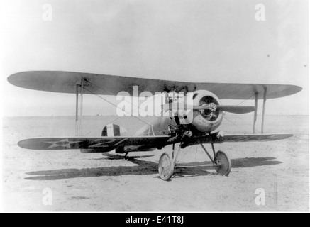 Il Nieuport 28, un biplano francese utilizzato nella prima guerra mondiale, è raffigurato in questa immagine, che rappresenta un pezzo importante della prima aviazione navale. Foto Stock