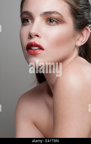Testa e spalle bellezza colpo di attraente giovane donna Foto Stock