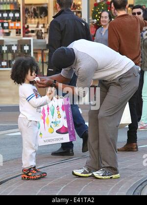 Cuttino Mobley pulisce i figli di gelato di fronte al Grove con: Cuttino Mobley dove: Los Angeles, California, Stati Uniti quando: 23 Dic 2013 Foto Stock