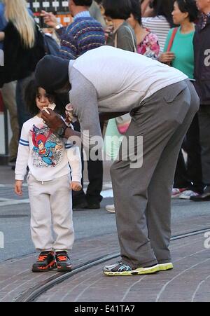 Cuttino Mobley pulisce i figli di gelato di fronte al Grove con: Cuttino Mobley dove: Los Angeles, California, Stati Uniti quando: 23 Dic 2013 Foto Stock