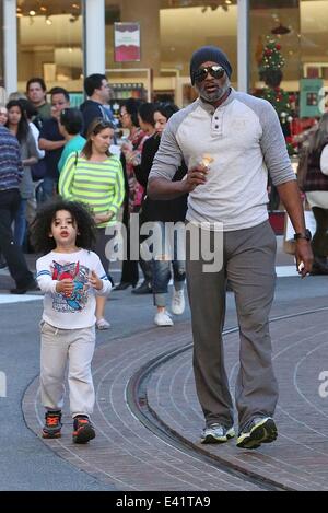 Cuttino Mobley pulisce i figli di gelato di fronte al Grove con: Cuttino Mobley dove: Los Angeles, California, Stati Uniti quando: 23 Dic 2013 Foto Stock