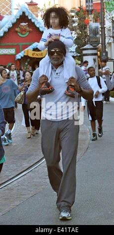 Cuttino Mobley pulisce i figli di gelato di fronte al Grove con: Cuttino Mobley dove: Los Angeles, California, Stati Uniti quando: 23 Dic 2013 Foto Stock