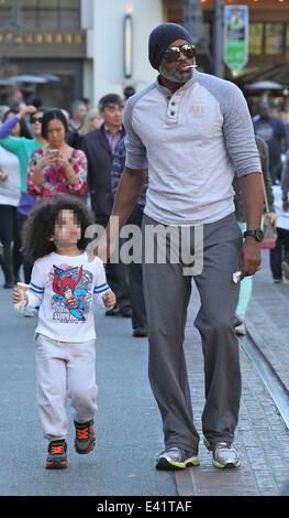 Cuttino Mobley pulisce i figli di gelato di fronte al Grove con: Cuttino Mobley dove: Los Angeles, California, Stati Uniti quando: 23 Dic 2013 Foto Stock