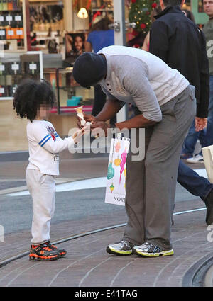 Cuttino Mobley pulisce i figli di gelato di fronte al Grove con: Cuttino Mobley dove: Los Angeles, California, Stati Uniti quando: 23 Dic 2013 Foto Stock