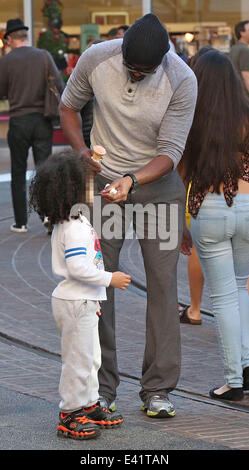 Cuttino Mobley pulisce i figli di gelato di fronte al Grove con: Cuttino Mobley dove: Los Angeles, California, Stati Uniti quando: 23 Dic 2013 Foto Stock