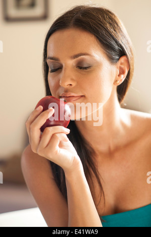 Ritratto di giovane donna odore di mela rossa Foto Stock