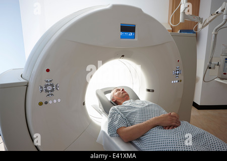 Uomo di andare in CT scanner Foto Stock