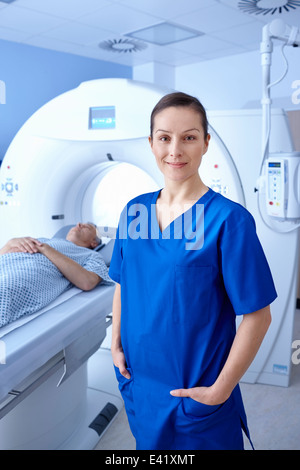 Radiologo davanti all uomo di andare in CT scanner Foto Stock