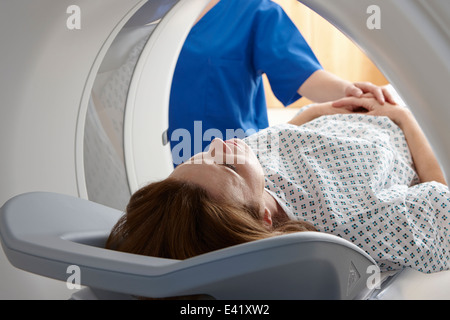 Donna in CT scanner Foto Stock