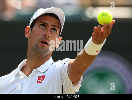 London, Londra, Regno Unito. 2 Luglio, 2014. La Serbia il Novak Djokovic serve durante gli Uomini Singoli Quarti di finale contro Marin CILIC della Croazia nel 2014 campionati di Wimbledon a Wimbledon, a sud-ovest di Londra, il 2 luglio 2014. Credito: Meng Yongmin/Xinhua/Alamy Live News Foto Stock