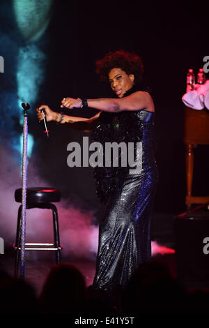 Macy Gray compie durante la sua XIV anniversario - 'su come la vita è' a Casino Miami Jai Alai offre: Macy Gray dove: Miami, Florida, Stati Uniti quando: 31 Dic 2013 Foto Stock
