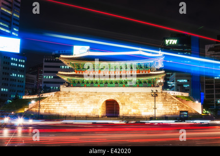 Porta di Namdaemun illuminata di notte a Seul, in Corea del Sud. Foto Stock