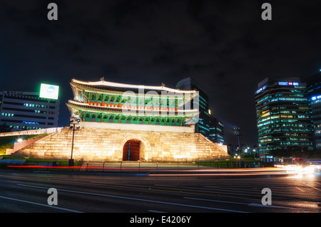 Porta di Namdaemun illuminata di notte a Seul, in Corea del Sud. Foto Stock