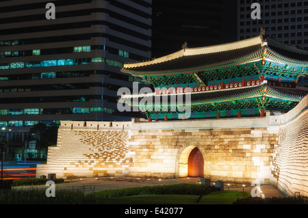 Porta di Namdaemun illuminata di notte a Seul, in Corea del Sud. Foto Stock