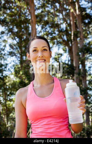 Pareggiatore femmina tenendo la bottiglia di acqua Foto Stock