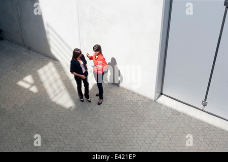 Imprenditrici chiacchierando in corridoio Foto Stock