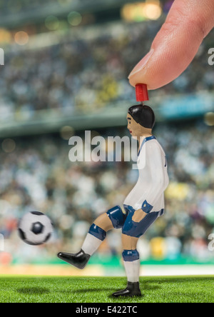 Generati digitalmente immagine del giocatore di calcio calci palla in stadium Foto Stock