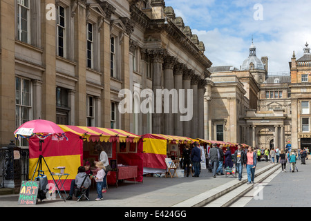 Piccole arti e fiera artigianale a lato della Galleria di Arte Moderna, Royal Exchange Square, Glasgow, Scotland, Regno Unito Foto Stock