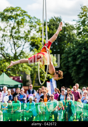 Corda acrobat esegue Foto Stock