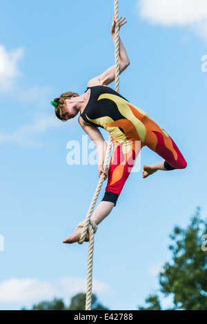 Corda acrobat esegue Foto Stock