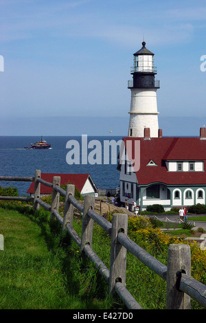 Portland Head Lighthouse guide rimorchiatore nel Maine. Esso si trova a Fort Williams Park. Staccionata in legno conduce al faro a luce rotante. Foto Stock