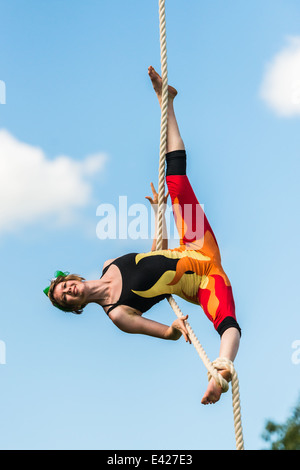 Corda acrobat esegue Foto Stock